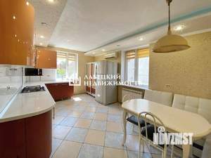 Дом 300м&sup2;, 3-этажный, участок 11 сот.  