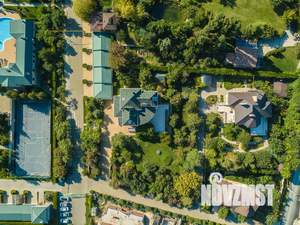 Дом 560м&sup2;, 3-этажный, участок 26 сот.  