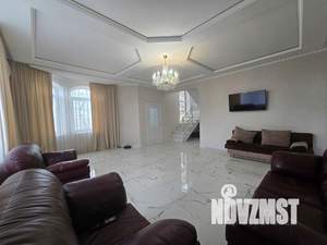 Дом 180м&sup2;, 2-этажный, участок 3 сот.  