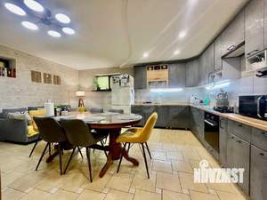 Дом 301м&sup2;, 3-этажный, участок 8 сот.  