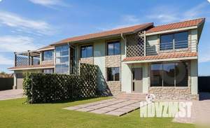 Дом 220м&sup2;, 2-этажный, участок 3 сот.  