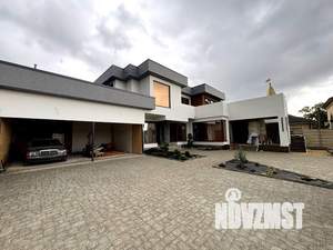 Коттедж 300м&sup2;, 2-этажный, участок 6 сот.  