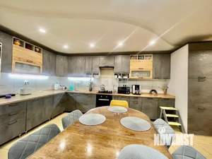 Дом 301м&sup2;, 3-этажный, участок 8 сот.  