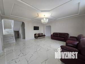 Дом 180м&sup2;, 2-этажный, участок 3 сот.  