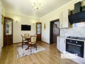 Дом 220м², 2-этажный, участок 6 сот.  