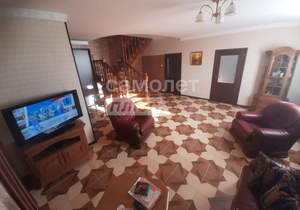 Дом 373м&sup2;, 2-этажный, участок 10 сот.  