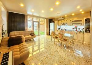 Дом 258м&sup2;, 3-этажный, участок 6 сот.  